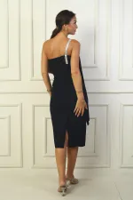 Robe en crêpe doublée, ornée de sequins et à bretelles asymétriques, avec une bretelle et un lien.