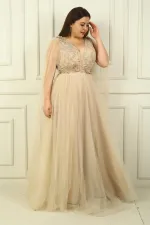 Robe de soirée longue en tulle pour femme, décolleté en V devant et dos, ornée de perles et à taille large.