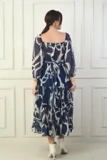 Robe portefeuille en mousseline à encolure Madonna, doublée, à nœuds croisés et motif abstrait