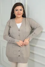 Kadın Kolları Düğme Detaylı Taş Harf Baskılı Soğuk İplik Büyük Beden Hırka