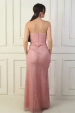 Robe de soirée longue sans bretelles doublée et ornée de paillettes, avec fente sur le devant.