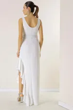 Robe longue en crêpe doublée, avec volants sur les côtés et ceinture à la taille.