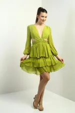 Robe courte en mousseline doublée à volants, décolleté en V devant et dos, taille marquée, pour femme