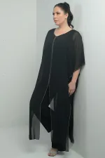 Combinaison grande taille pour femme avec haut en mousseline, détails en pierre, jambes larges et conception en lycra.