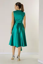 Robe en satin à encolure cache-cœur et laçage