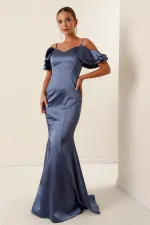 Robe longue en satin doublée, à bretelles, manches tombantes et laçage au dos