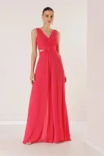 Combinaison en mousseline doublée, décolleté en V devant et dos, avec détail à la taille.