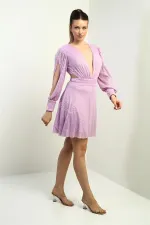 Robe courte évasée à sequins doublée, décolleté en V devant et dos, taille marquée et décolleté en V devant et dos
