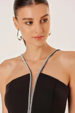 Robe de soirée en crêpe avec doublure et fente sur le devant, détails en pierre