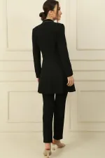 Ensemble trois pièces avec pantalon à volants et détails en pierre sur le col et le devant, disponible dans une large gamme de tailles.