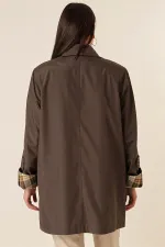 TRENCH BONDIT GRANDE TAILLE AVEC POCHES DOUBLÉES ET ZIPPÉES, ET ÉCHARPE EN ACCESSOIRE.