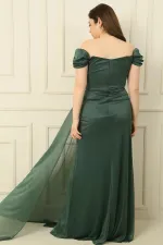 Robe longue pailletée grande taille, manches courtes, doublée, drapée sur le devant et fendue.