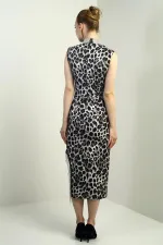 Robe midi en crêpe satin imprimé léopard, ornée d'un col mandarin, ceinture à la taille et fente, avec détail chaîne latérale.