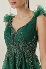 Robe longue en tulle avec lien au dos, ornements de perles et doublure