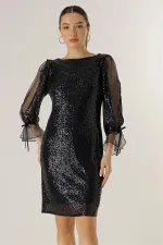 Robe longue à manches courtes doublée d'organza et ornée de sequins