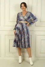 Robe en satin à motif abstrait plissé, doublée, à encolure cache-cœur et ceinture