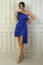 Robe courte en satin doublée et drapée à une épaule pour femme