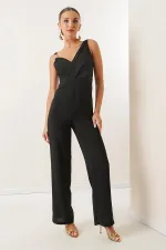 Combinaison asymétrique en crêpe avec accessoires métalliques et col cache-cœur