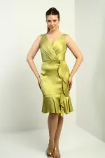 Robe courte en satin pour femme, doublée, à col cache-cœur, drapée sur le devant et ornée de volants.