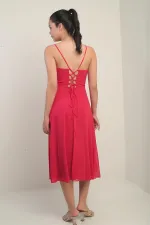 Robe en mousseline évasée à bretelles croisées et dos lacé, doublée, avec encolure cache-cœur et bretelles.