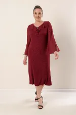 Robe grande taille avec doublure en mousseline au col et aux manches, lycra et paillettes.