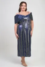 Robe midi grande taille en satin à fines bretelles, col bateau, ornée de sequins et doublée, avec nœud papillon.