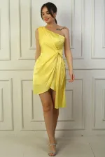 Robe courte en satin doublée et drapée à une épaule pour femme