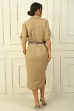Robe longue boutonnée sur le devant, ceinture à la taille et double poches, finition effet lin.