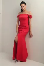 Robe sirène double drapée en satin à fines bretelles ornées, manches tombantes et décolleté Madonna. Doublée et drapée.