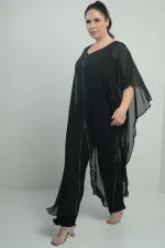 Combinaison grande taille pour femme avec haut en mousseline, détails en pierre, jambes larges et conception en lycra.