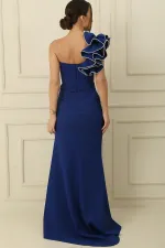 Robe longue en crêpe doublée à une épaule, ornée de volants et de strass