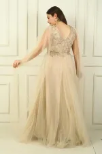 Robe de soirée longue en tulle pour femme, décolleté en V devant et dos, ornée de perles et à taille large.