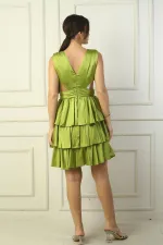 Robe courte en satin doublée à col en V devant et dos pour femme, ornée d'un détail à la taille.