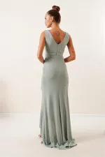 Robe sirène à encolure cache-cœur et volants sur le devant