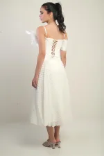 Robe à bretelles croisées dans le dos, lacée, à une manche tombante, ornée d'une broche en plumes et doublée en tissu brillant.