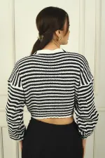 Kadın Önü Düğmeli Enine Çizgili Rahat Kalıp Akrilik Crop Hırka