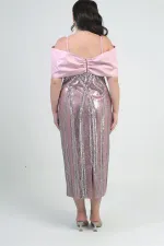 Robe midi grande taille en satin à fines bretelles, col bateau, ornée de sequins et doublée, avec nœud papillon.