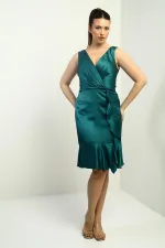 Robe courte en satin pour femme, doublée, à col cache-cœur, drapée sur le devant et ornée de volants.