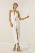 Robe de soirée en crêpe ornée de pierres et fendue sur le devant, doublée.