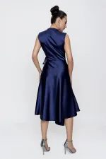 Robe en satin à encolure cache-cœur et laçage