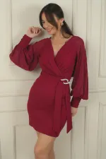 Robe courte en crêpe à double boutonnage et manches en mousseline de soie froncées sur le devant avec ceinture