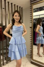 Robe courte en satin pour femme avec jupe à volants et bretelles en corde dans le dos