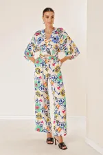 Ensemble deux pièces : pantalon palazzo à taille élastique, poches, col en V devant et dos, crop top à motif floral.