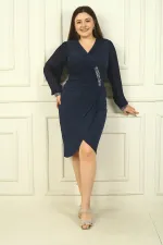 Robe courte grande taille pour femme avec devant drapé, détails en pierres et perles, manches plissées, doublure en mousseline et tissu Lycra.