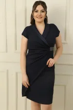 Robe en crêpe doublée grande taille, ornée de clous et de pierres