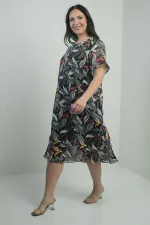 Kadın  Kolları Fırfırlı Yaprak Desenli Kolyeli Çift Katlı Büyük Beden Şifon Midi Elbise