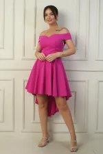 Robe courte évasée en crêpe doublée, décolleté Madonna, devant court, dos long.