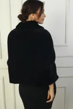 Veste en fourrure doublée pour femme avec boucle en pierre