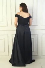 Robe de soirée longue en satin grande taille pour femme, décolleté en V devant et dos, bretelles fines, manches tombantes, doublée et ornée de détails.