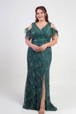 Robe longue grande taille à manches basses ornée de plumes et de sequins.